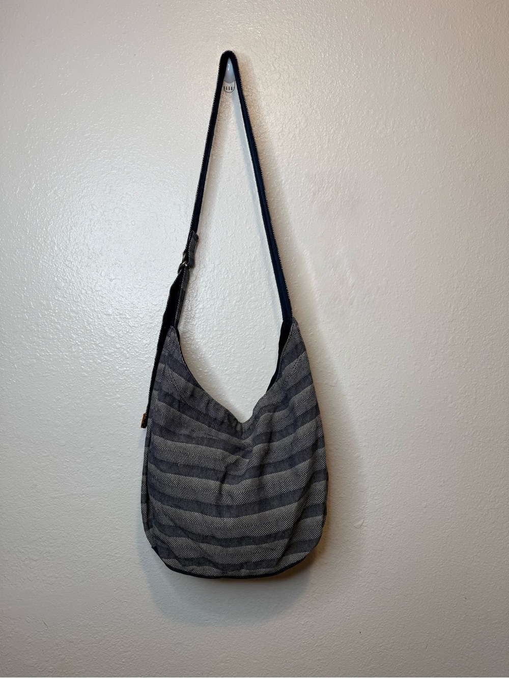Thirty One Retro Metro Navy Woven Striped Hobo Shoulder Bag Adjustable Strap
